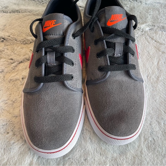 Nike Toki Low Suede Casual shoe . Boys size 5 - Picture 6 of 15